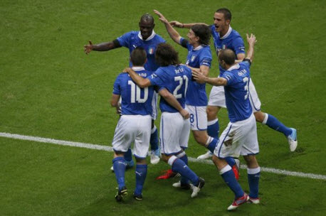 Và đây Italia mang bóng dáng nhà vô địch...
